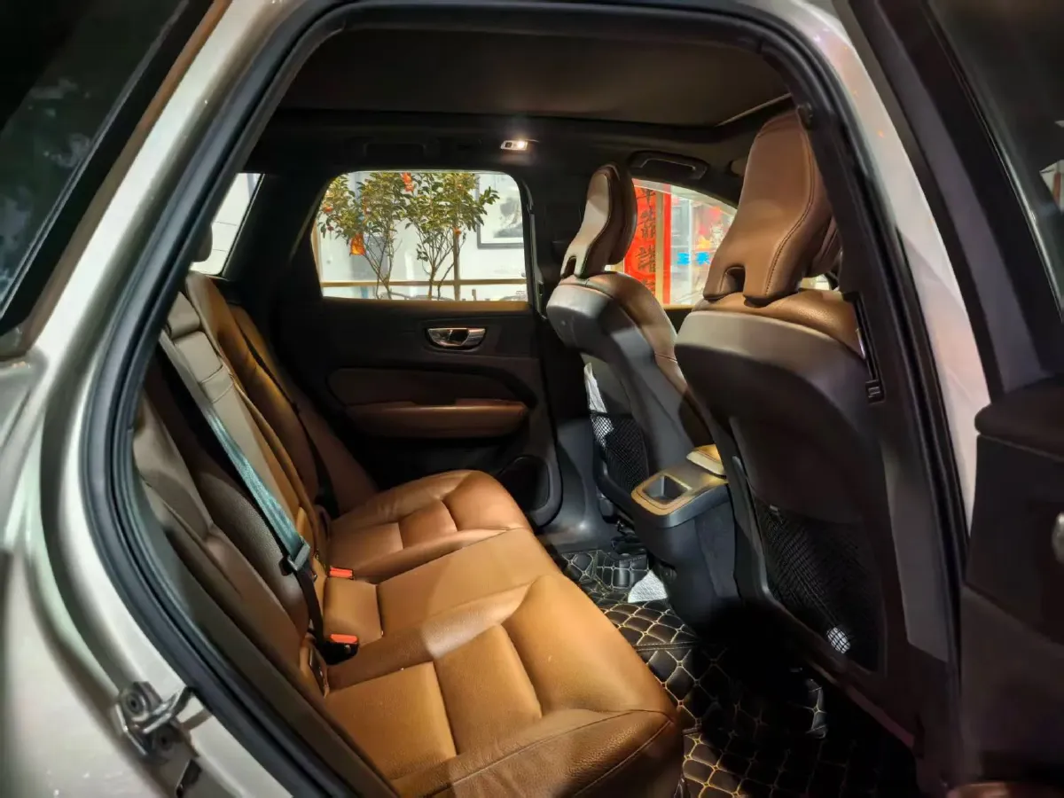 2021 Volvo XC60 2.0T 250HP L4 8AT,autocango,china used car exporter,china ev exporter,chinese used car exporter,chinese used ev exporter