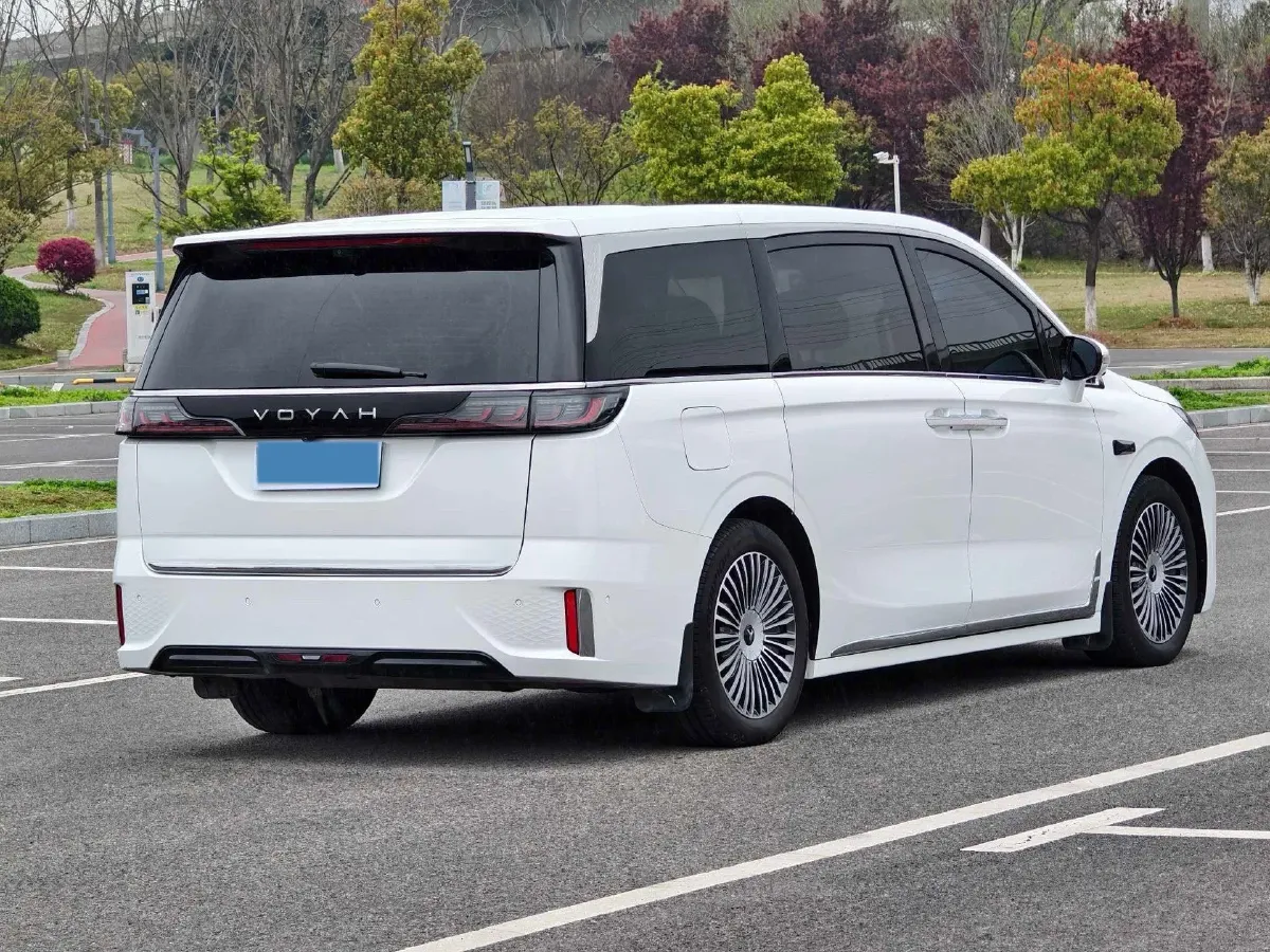 2025 Voyah Dream 1.5T 150HP L4 PHEV 41.7KWH,autocango,china used car exporter,china ev exporter,chinese used car exporter,chinese used ev exporter