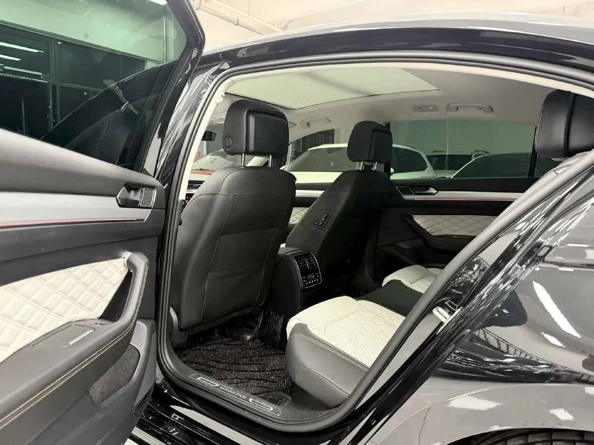 2023 Volkswagen Magotan 2.0T 220HP L4 7DCT,autocango,china used car exporter,china ev exporter,chinese used car exporter,chinese used ev exporter