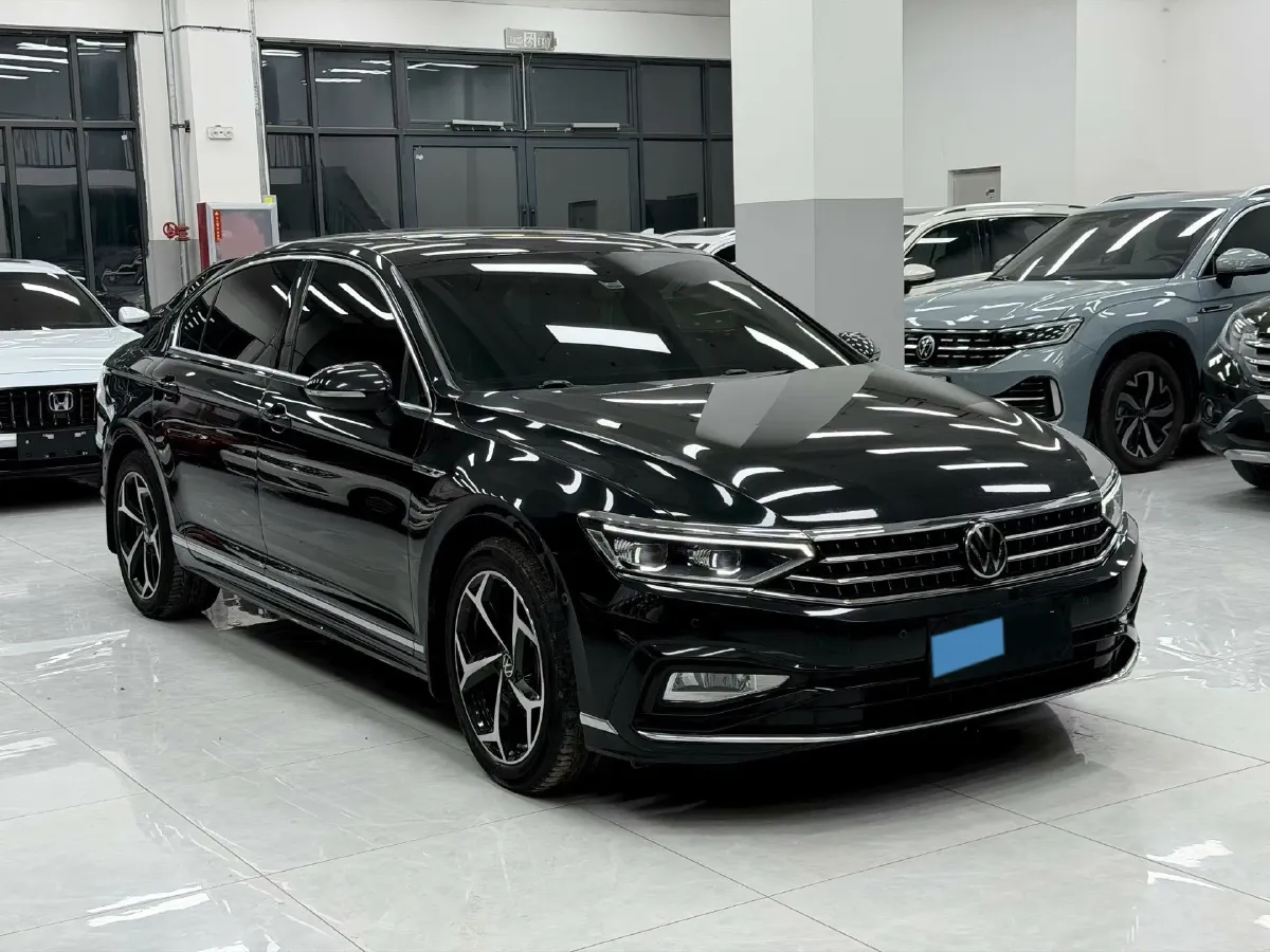 2023 Volkswagen Magotan 2.0T 220HP L4 7DCT,autocango,china used car exporter,china ev exporter,chinese used car exporter,chinese used ev exporter