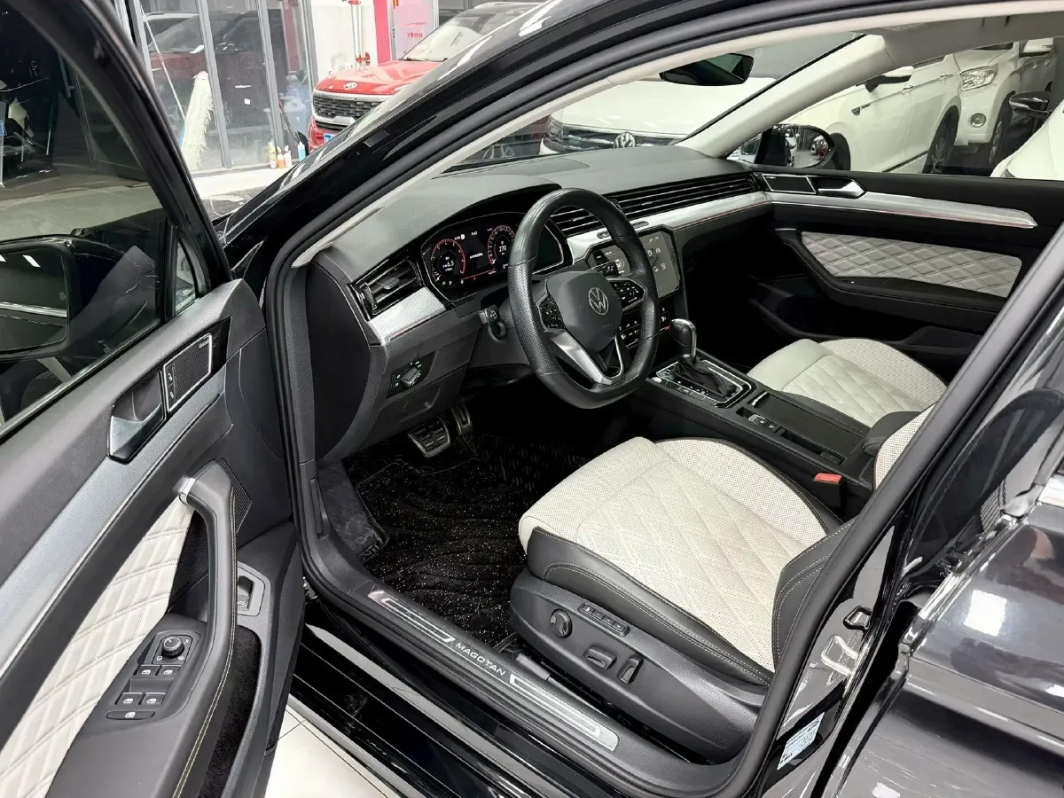 2023 Volkswagen Magotan 2.0T 220HP L4 7DCT,autocango,china used car exporter,china ev exporter,chinese used car exporter,chinese used ev exporter