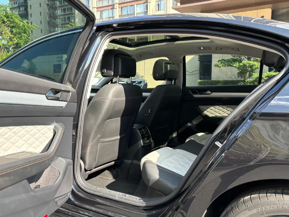 2023 Volkswagen Magotan 2.0T 186HP L4 7DCT,autocango,china used car exporter,china ev exporter,chinese used car exporter,chinese used ev exporter