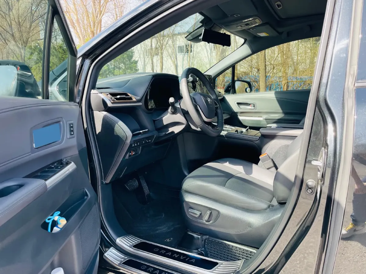 2024 Toyota Granvia 2.5L 189HP L4 E-CVT Hybrid,autocango,china used car exporter,china ev exporter,chinese used car exporter,chinese used ev exporter