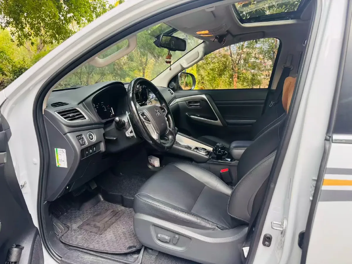 2020 Mitsubishi Pajero 3.0L 209HP V6 8AT,autocango,china used car exporter,china ev exporter,chinese used car exporter,chinese used ev exporter