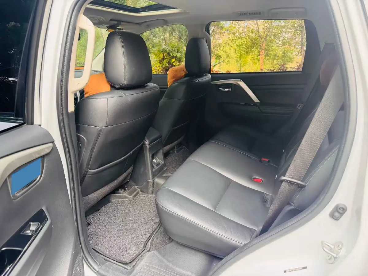 2020 Mitsubishi Pajero 3.0L 209HP V6 8AT,autocango,china used car exporter,china ev exporter,chinese used car exporter,chinese used ev exporter