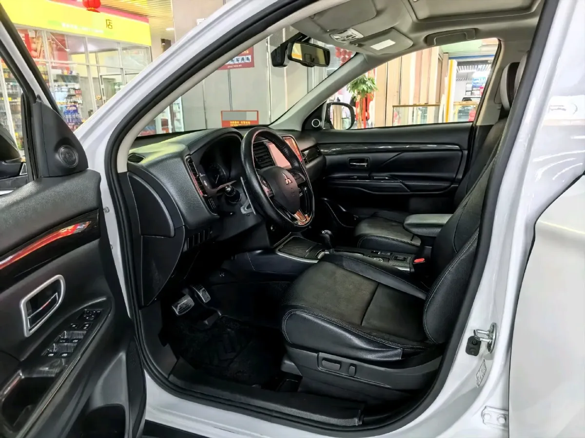 2018 Mitsubishi Outlander 2.4L 192HP L4 CVT,autocango,china used car exporter,china ev exporter,chinese used car exporter,chinese used ev exporter