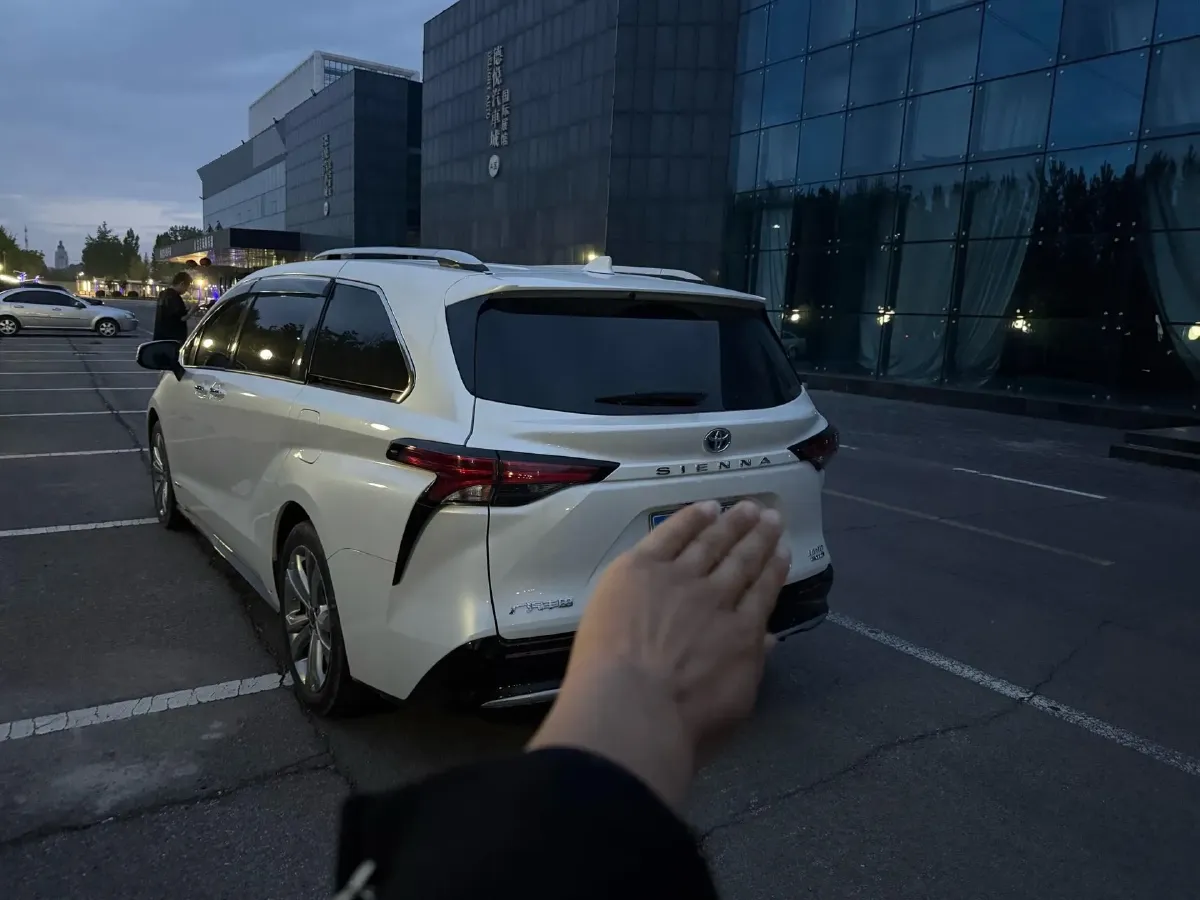 2023 Toyota Sienna 2.5L 189HP L4 E-CVT Hybrid,autocango,china used car exporter,china ev exporter,chinese used car exporter,chinese used ev exporter
