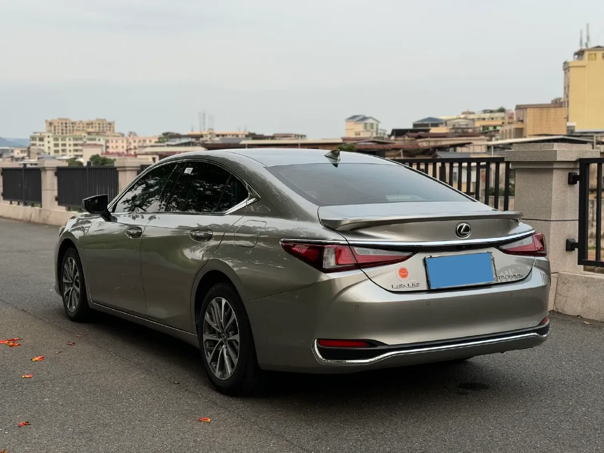 2022 Lexus ES 2.5L 178HP L4 E-CVT Hybrid,autocango,china used car exporter,china ev exporter,chinese used car exporter,chinese used ev exporter