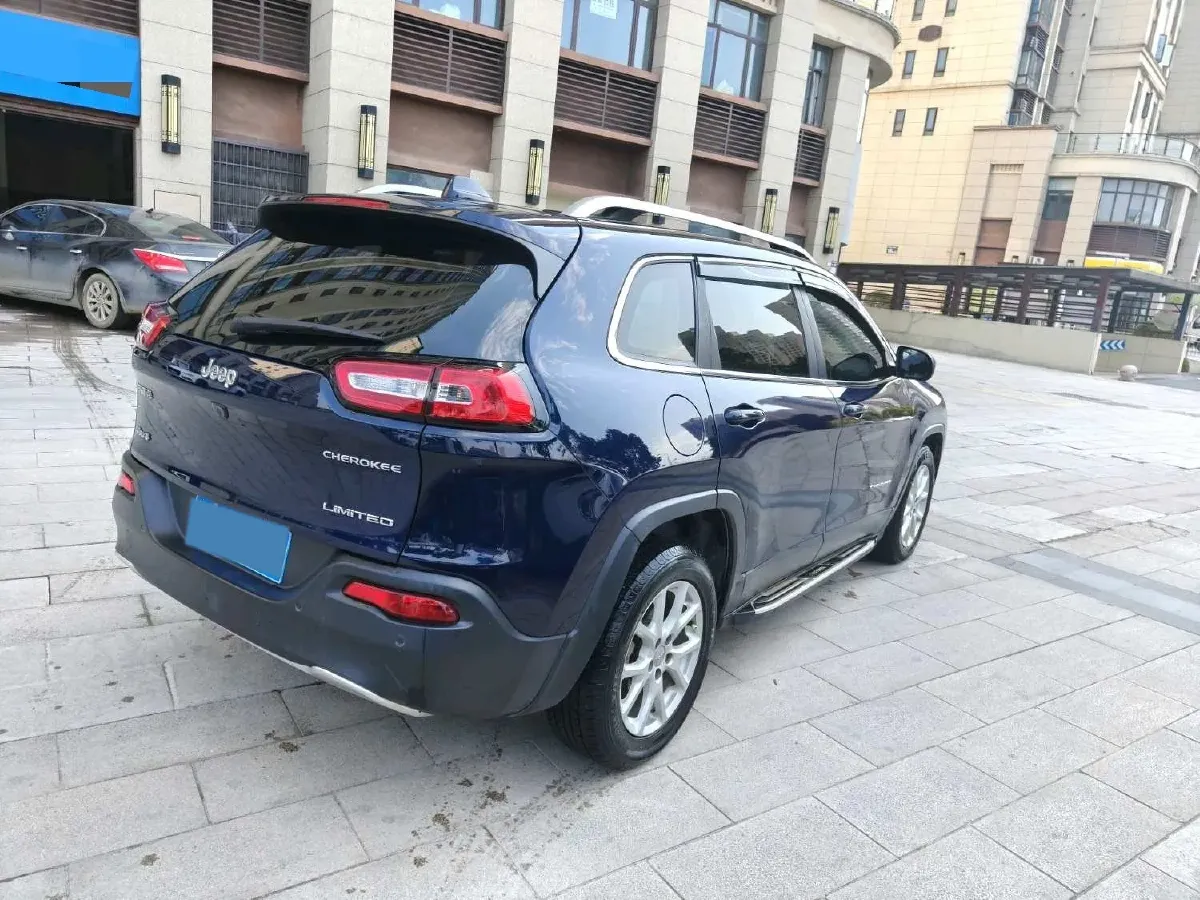 2017 Jeep Cherokee 2.0L 155HP L4 9AT,autocango,china used car exporter,china ev exporter,chinese used car exporter,chinese used ev exporter