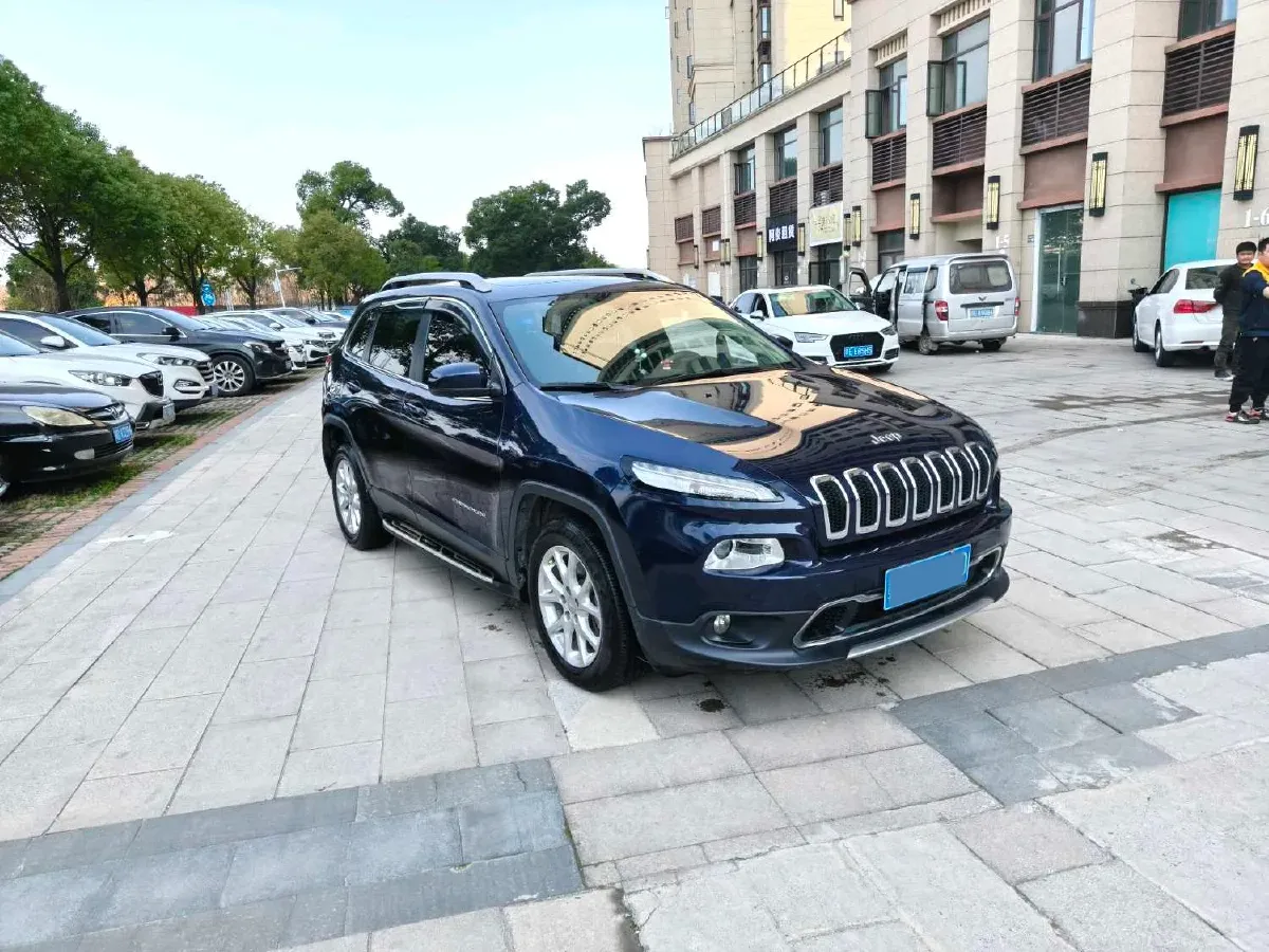 2017 Jeep Cherokee 2.0L 155HP L4 9AT,autocango,china used car exporter,china ev exporter,chinese used car exporter,chinese used ev exporter
