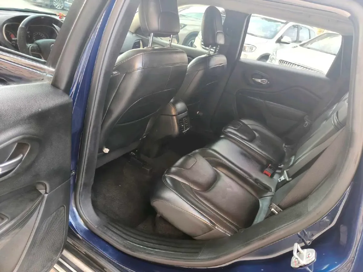 2017 Jeep Cherokee 2.0L 155HP L4 9AT,autocango,china used car exporter,china ev exporter,chinese used car exporter,chinese used ev exporter