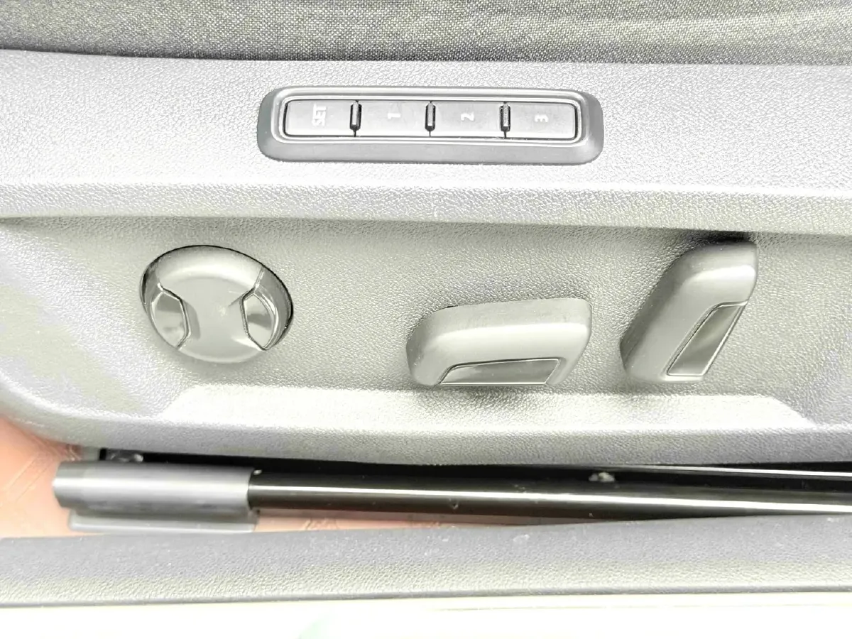 2025 Volkswagen Passat 2.0T 220HP L4 7DCT,autocango,china used car exporter,china ev exporter,chinese used car exporter,chinese used ev exporter