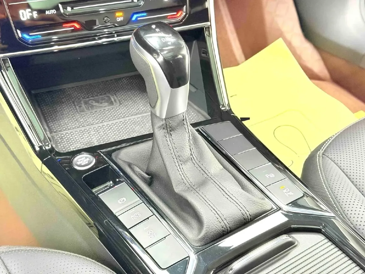 2025 Volkswagen Passat 2.0T 220HP L4 7DCT,autocango,china used car exporter,china ev exporter,chinese used car exporter,chinese used ev exporter