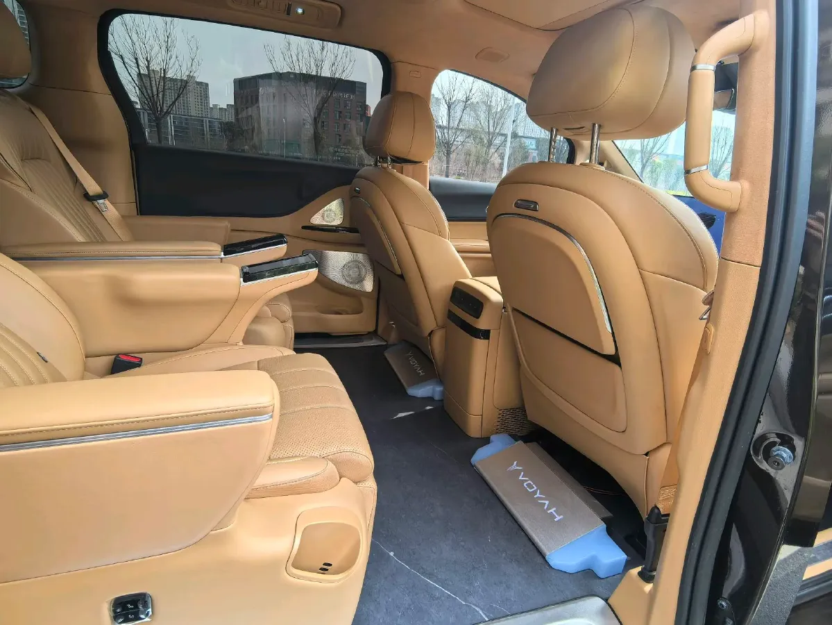 2025 Voyah Dream 1.5T 150HP L4 PHEV 41.7KWH,autocango,china used car exporter,china ev exporter,chinese used car exporter,chinese used ev exporter