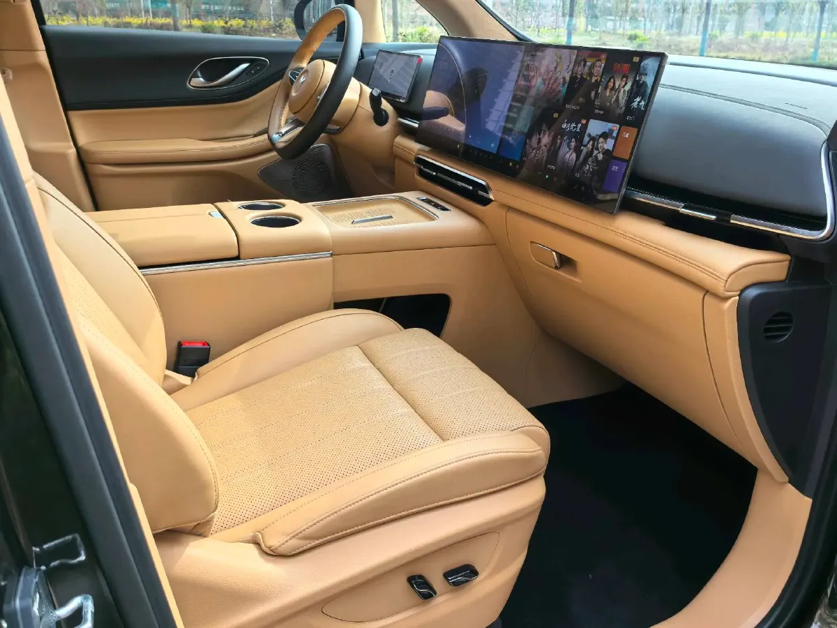 2025 Voyah Dream 1.5T 150HP L4 PHEV 41.7KWH,autocango,china used car exporter,china ev exporter,chinese used car exporter,chinese used ev exporter