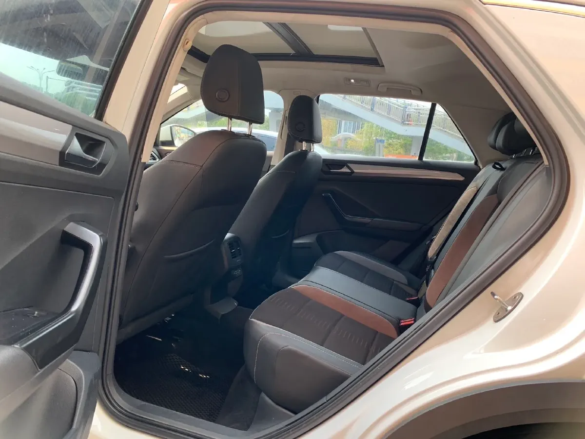 2022 Volkswagen T-Roc 1.4T 150HP L4 7DCT,autocango,china used car exporter,china ev exporter,chinese used car exporter,chinese used ev exporter