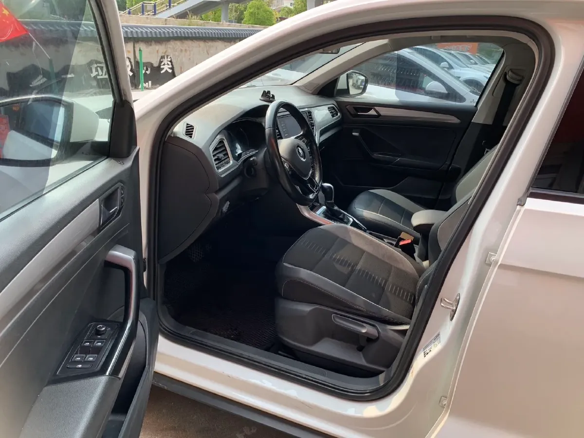 2022 Volkswagen T-Roc 1.4T 150HP L4 7DCT,autocango,china used car exporter,china ev exporter,chinese used car exporter,chinese used ev exporter