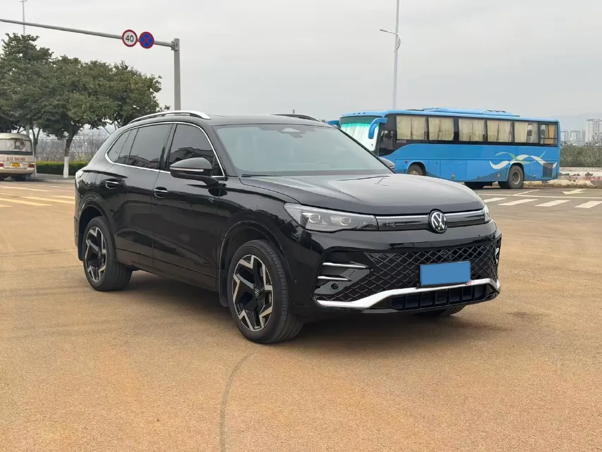 2025 Volkswagen Tiguan L 2.0T 220HP L4 7DCT,autocango,china used car exporter,china ev exporter,chinese used car exporter,chinese used ev exporter