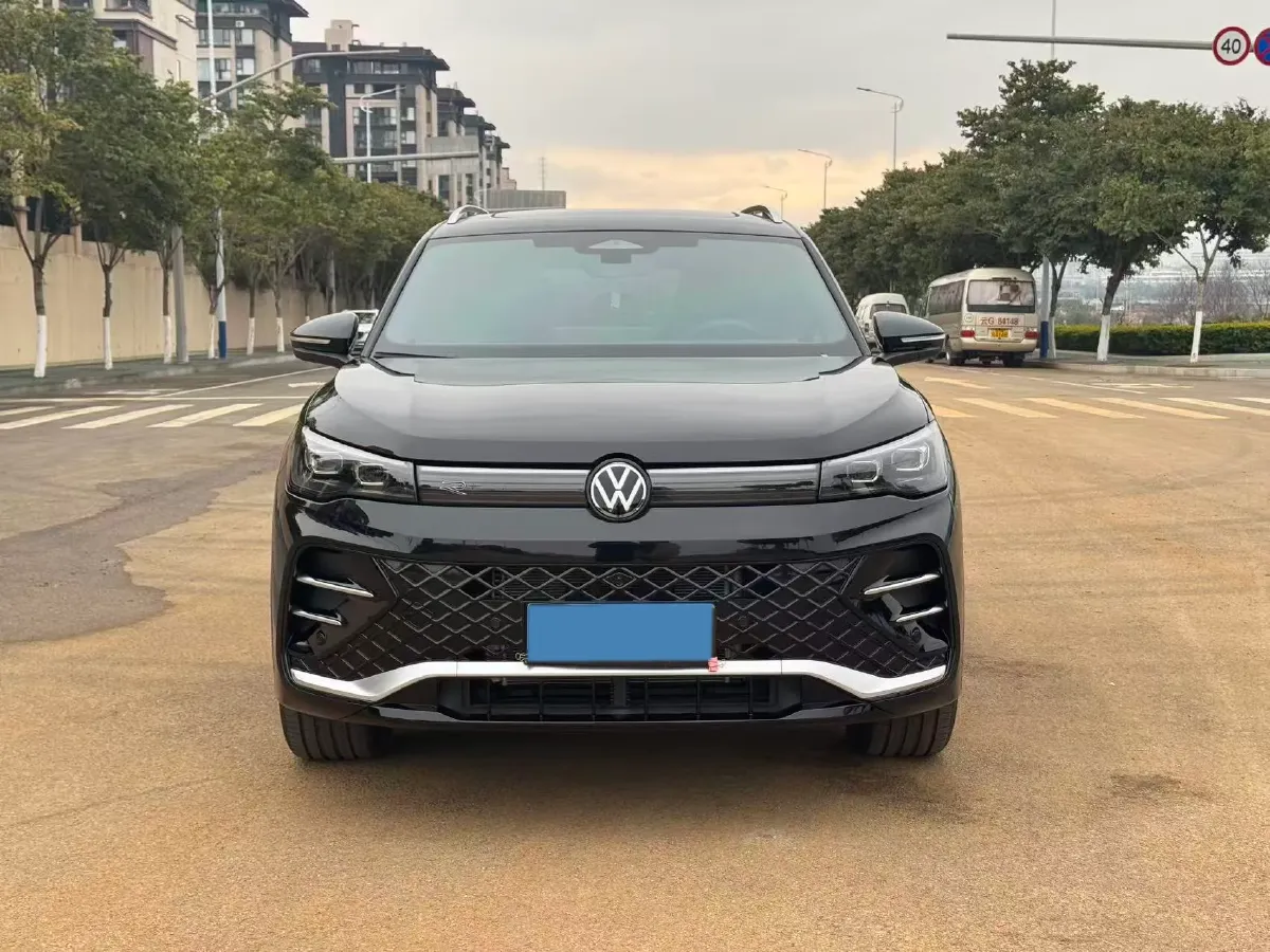 2025 Volkswagen Tiguan L 2.0T 220HP L4 7DCT,autocango,china used car exporter,china ev exporter,chinese used car exporter,chinese used ev exporter