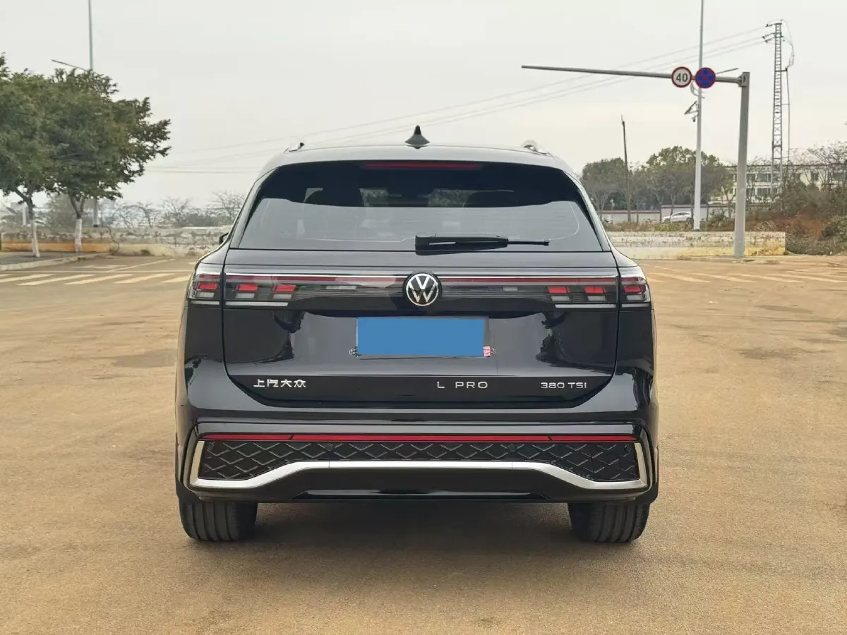 2025 Volkswagen Tiguan L 2.0T 220HP L4 7DCT,autocango,china used car exporter,china ev exporter,chinese used car exporter,chinese used ev exporter