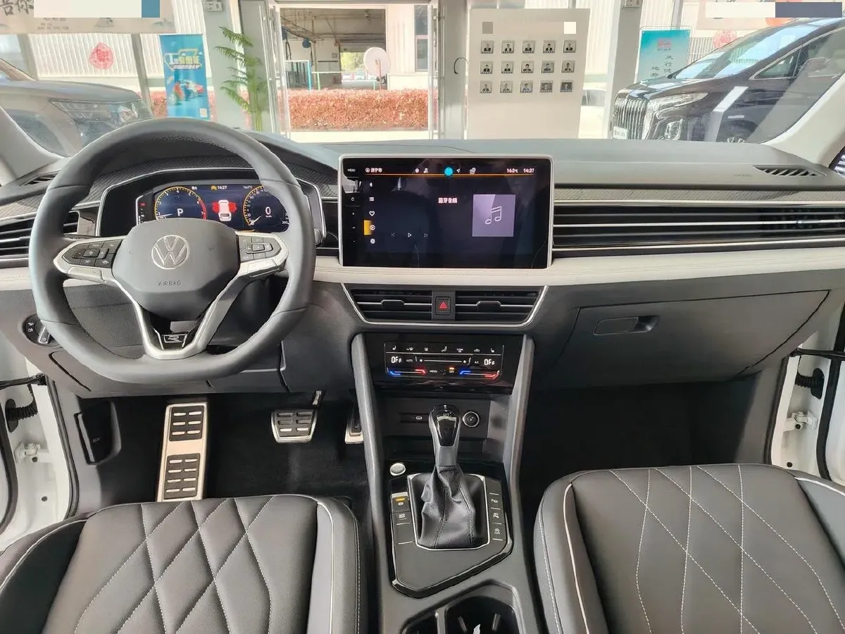 2024 Volkswagen Tiguan L 2.0T 186HP L4 7DCT,autocango,china used car exporter,china ev exporter,chinese used car exporter,chinese used ev exporter