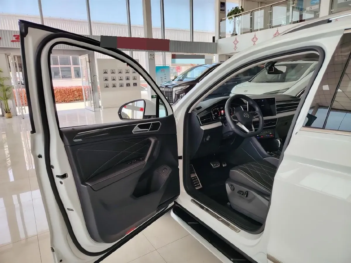 2024 Volkswagen Tiguan L 2.0T 186HP L4 7DCT,autocango,china used car exporter,china ev exporter,chinese used car exporter,chinese used ev exporter