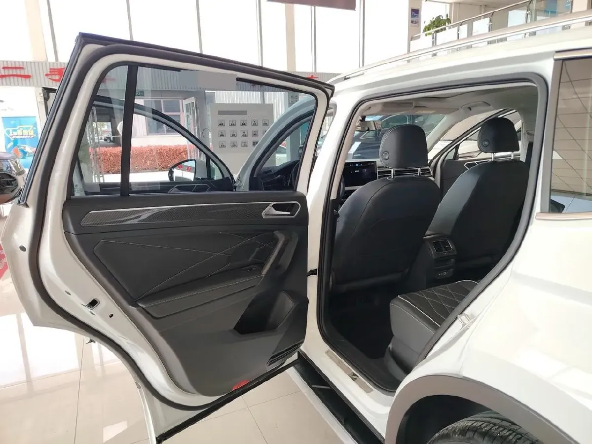 2024 Volkswagen Tiguan L 2.0T 186HP L4 7DCT,autocango,china used car exporter,china ev exporter,chinese used car exporter,chinese used ev exporter