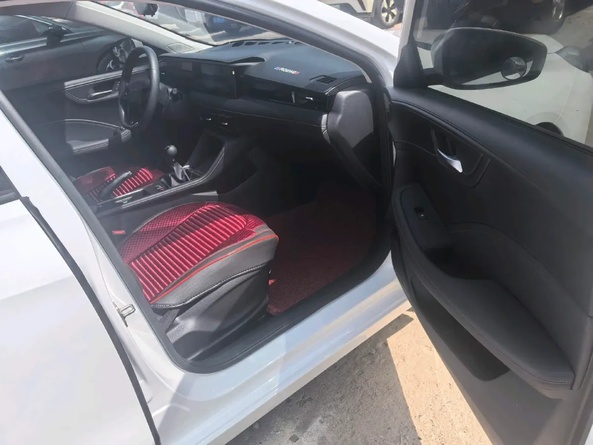 2023 Roewe i5 1.5L 129HP L4 5MT,autocango,china used car exporter,china ev exporter,chinese used car exporter,chinese used ev exporter