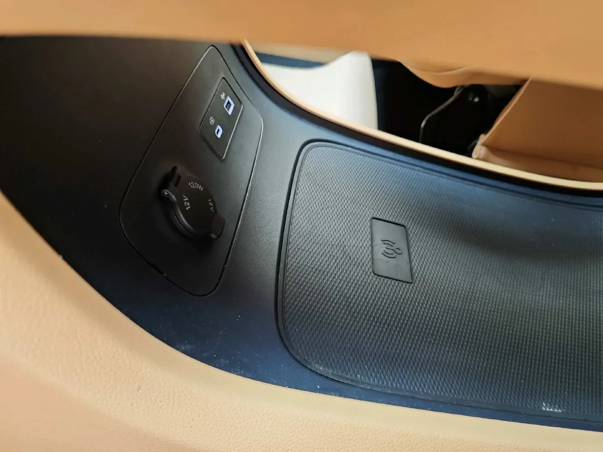 2024 Voyah Dream 1.5T 150HP L4 PHEV 43KWH,autocango,china used car exporter,china ev exporter,chinese used car exporter,chinese used ev exporter