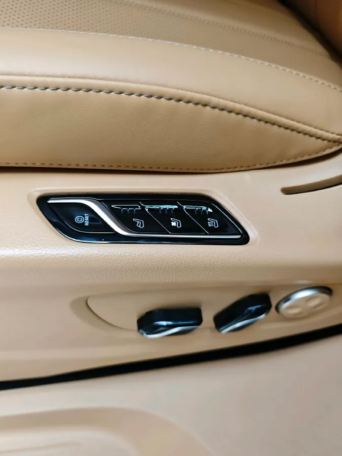 2024 Voyah Dream 1.5T 150HP L4 PHEV 43KWH,autocango,china used car exporter,china ev exporter,chinese used car exporter,chinese used ev exporter