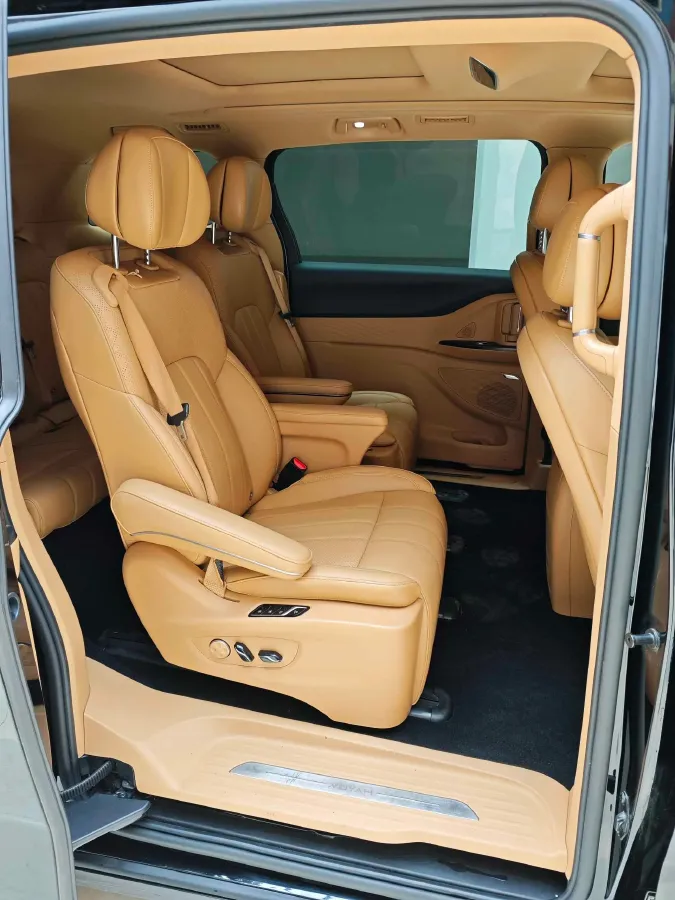 2024 Voyah Dream 1.5T 150HP L4 PHEV 43KWH,autocango,china used car exporter,china ev exporter,chinese used car exporter,chinese used ev exporter