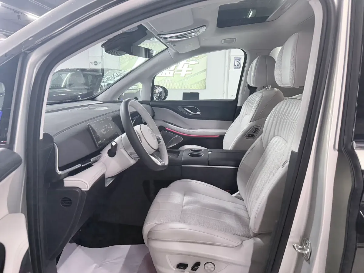 2025 Voyah Dream BEV 108.7KWH,autocango,china used car exporter,china ev exporter,chinese used car exporter,chinese used ev exporter