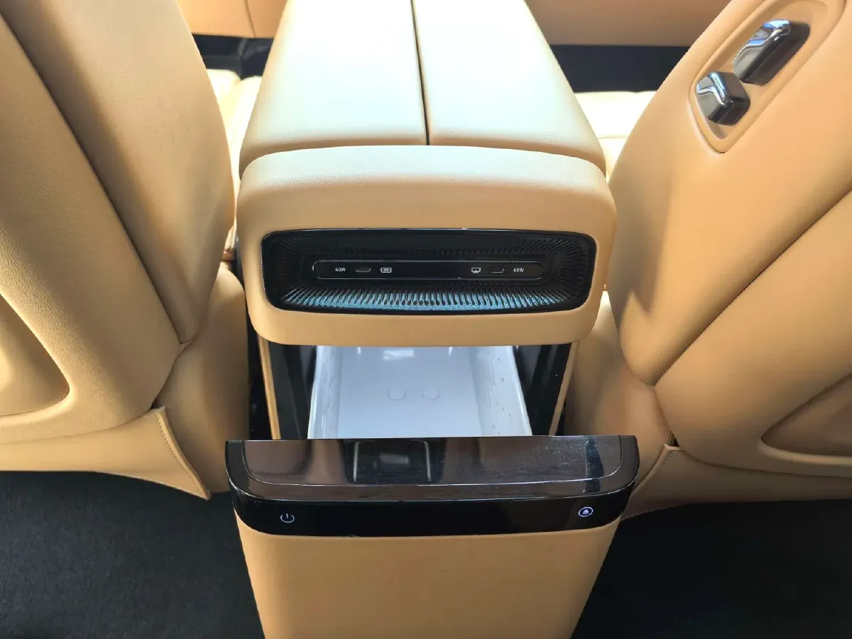 2025 Voyah Dream 1.5T 150HP L4 PHEV 41.7KWH,autocango,china used car exporter,china ev exporter,chinese used car exporter,chinese used ev exporter