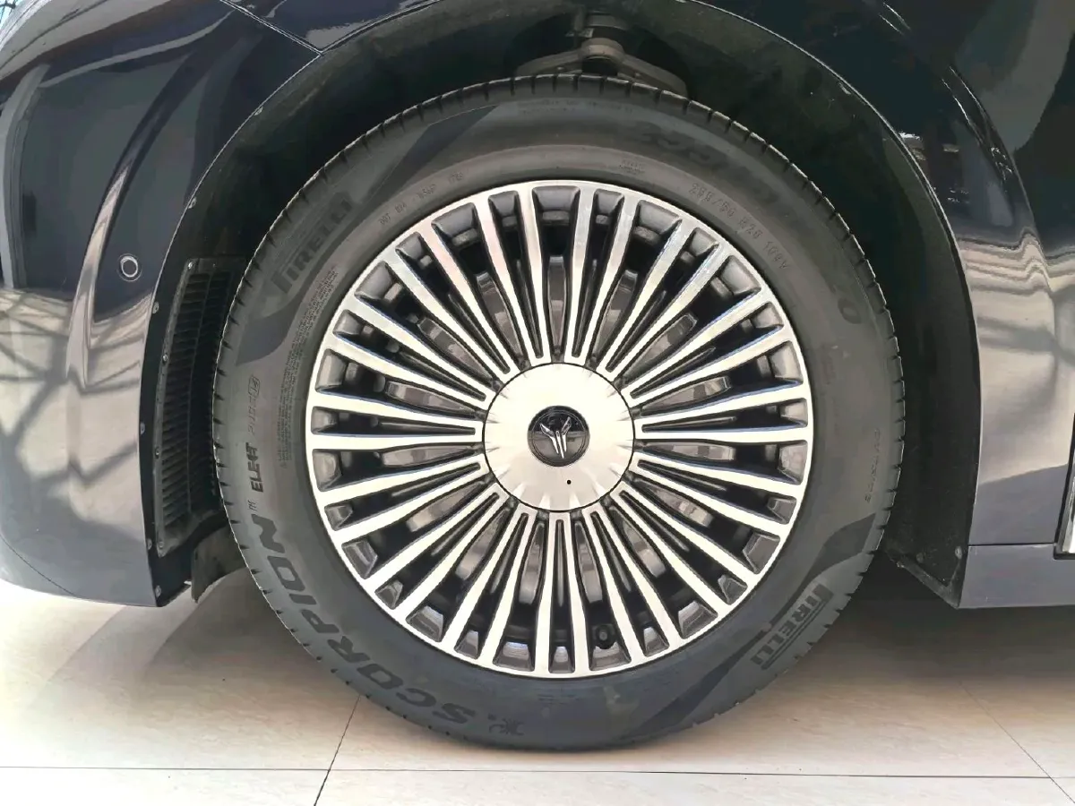 2025 Voyah Dream 1.5T 150HP L4 PHEV 41.7KWH,autocango,china used car exporter,china ev exporter,chinese used car exporter,chinese used ev exporter