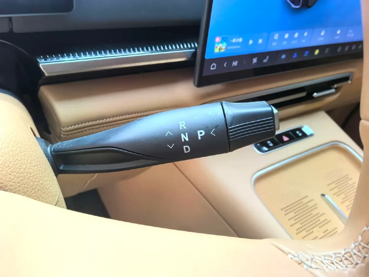 2025 Voyah Dream 1.5T 150HP L4 PHEV 41.7KWH,autocango,china used car exporter,china ev exporter,chinese used car exporter,chinese used ev exporter