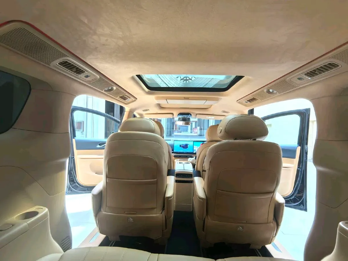 2025 Voyah Dream 1.5T 150HP L4 PHEV 41.7KWH,autocango,china used car exporter,china ev exporter,chinese used car exporter,chinese used ev exporter