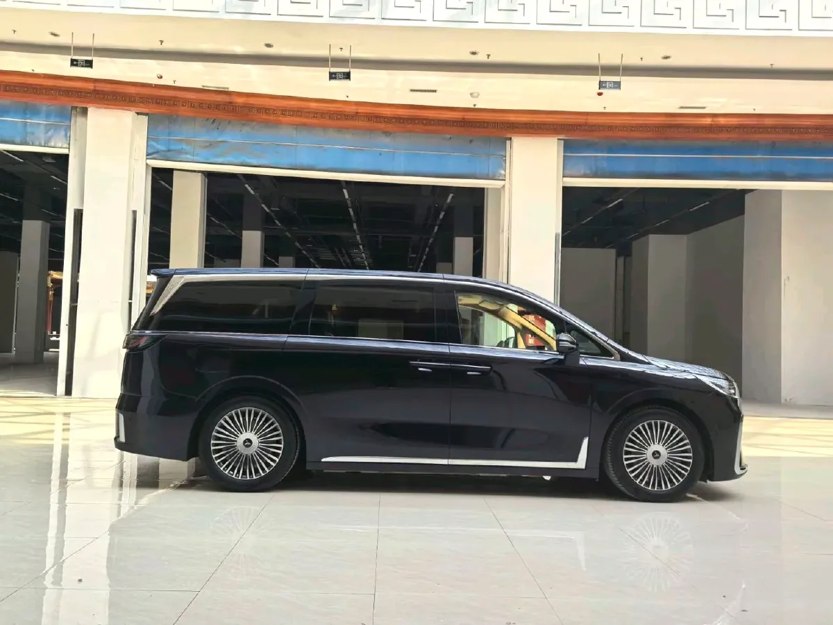 2025 Voyah Dream 1.5T 150HP L4 PHEV 41.7KWH,autocango,china used car exporter,china ev exporter,chinese used car exporter,chinese used ev exporter