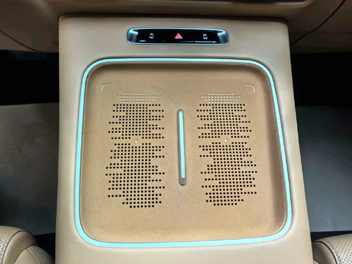 2025 Voyah Dream 1.5T 150HP L4 PHEV 41.7KWH,autocango,china used car exporter,china ev exporter,chinese used car exporter,chinese used ev exporter