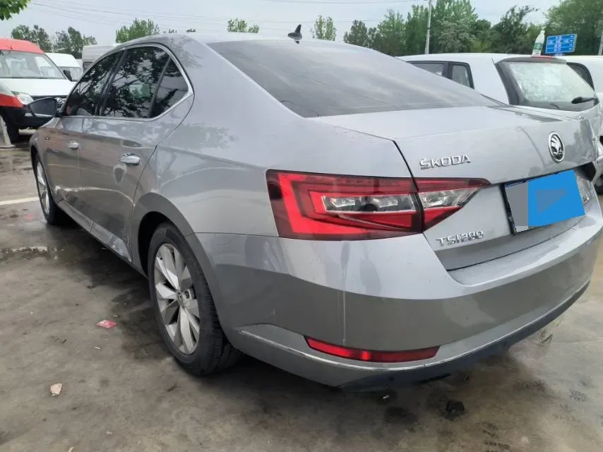 2018 Skoda Superb 1.8T 180HP L4 7DCT,autocango,china used car exporter,china ev exporter,chinese used car exporter,chinese used ev exporter