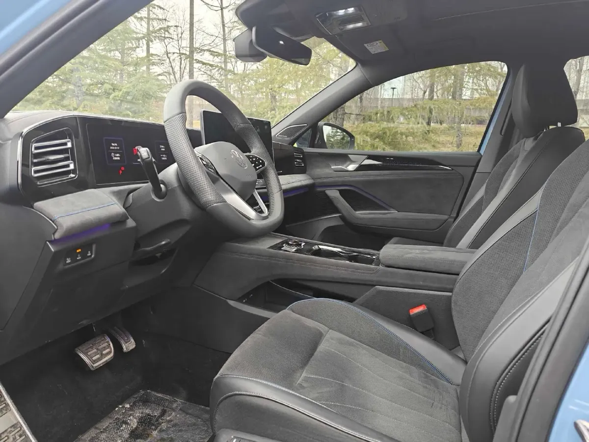 2024 Volkswagen Tiguan L 2.0T 220HP L4 7DCT,autocango,china used car exporter,china ev exporter,chinese used car exporter,chinese used ev exporter