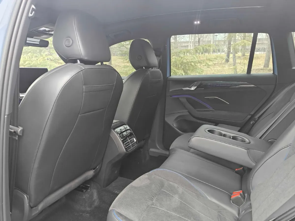 2024 Volkswagen Tiguan L 2.0T 220HP L4 7DCT,autocango,china used car exporter,china ev exporter,chinese used car exporter,chinese used ev exporter