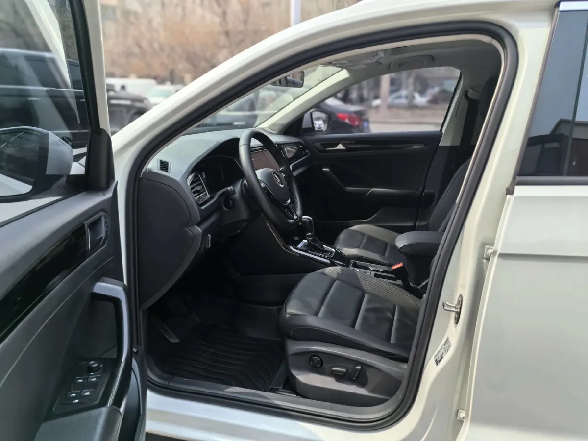 2022 Volkswagen T-Roc 1.4T 150HP L4 7DCT,autocango,china used car exporter,china ev exporter,chinese used car exporter,chinese used ev exporter