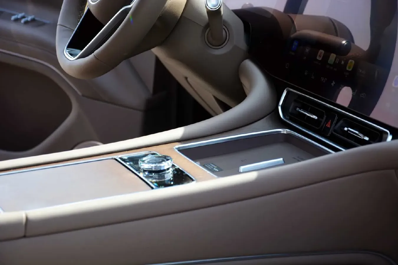 2025 AITO AITO M9 REEV 160HP REEV 52KWH,autocango,china used car exporter,china ev exporter,chinese used car exporter,chinese used ev exporter