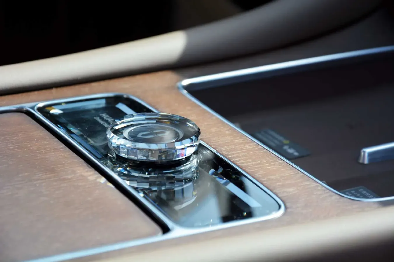 2025 AITO AITO M9 REEV 160HP REEV 52KWH,autocango,china used car exporter,china ev exporter,chinese used car exporter,chinese used ev exporter