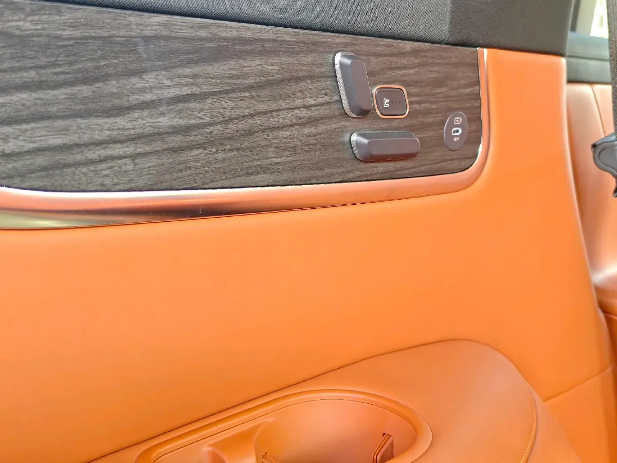 2024 AITO AITO M9 1.5T 152HP L4 REEV 42KWH,autocango,china used car exporter,china ev exporter,chinese used car exporter,chinese used ev exporter