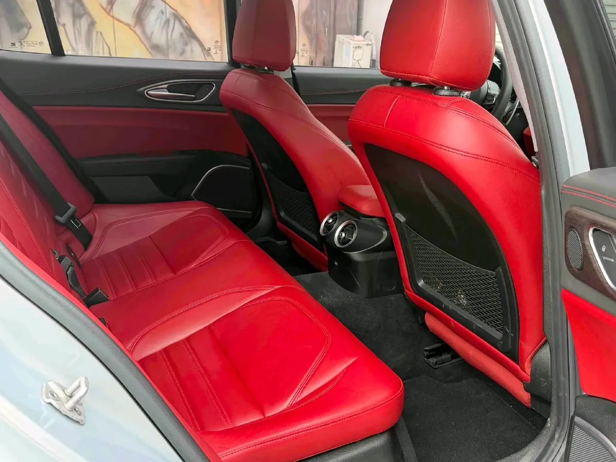 2020 Alfa Romeo Giulia 2.0T 280HP L4 8AT,autocango,china used car exporter,china ev exporter,chinese used car exporter,chinese used ev exporter