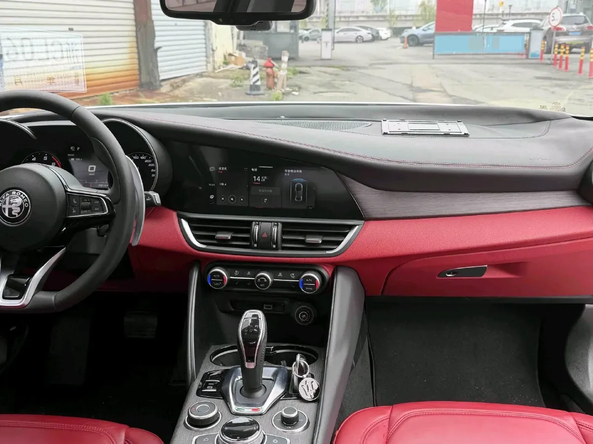 2020 Alfa Romeo Giulia 2.0T 280HP L4 8AT,autocango,china used car exporter,china ev exporter,chinese used car exporter,chinese used ev exporter