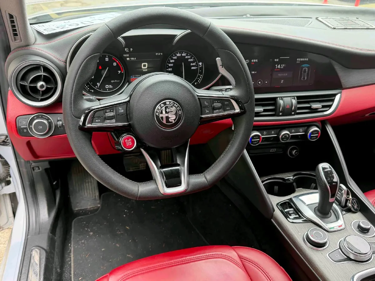 2020 Alfa Romeo Giulia 2.0T 280HP L4 8AT,autocango,china used car exporter,china ev exporter,chinese used car exporter,chinese used ev exporter