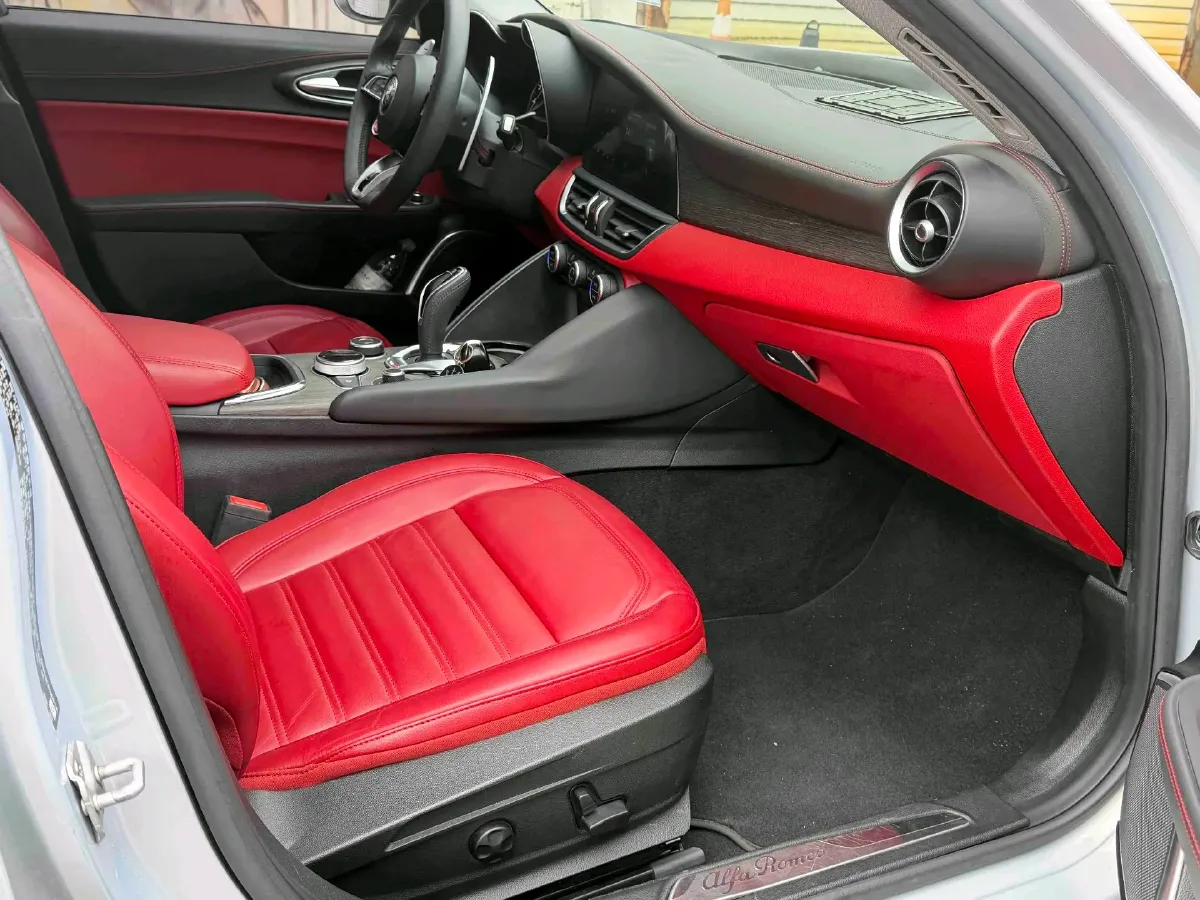 2020 Alfa Romeo Giulia 2.0T 280HP L4 8AT,autocango,china used car exporter,china ev exporter,chinese used car exporter,chinese used ev exporter