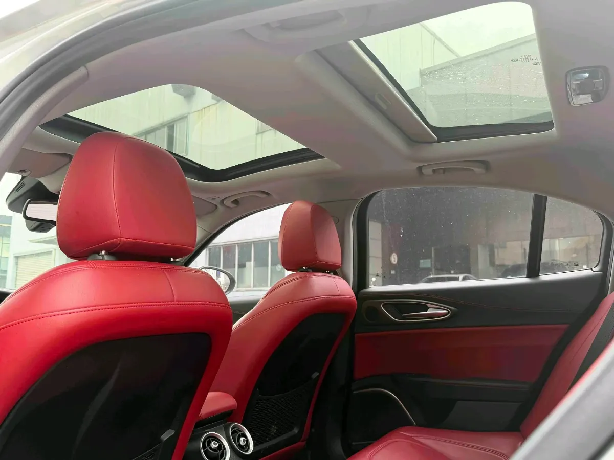 2020 Alfa Romeo Giulia 2.0T 280HP L4 8AT,autocango,china used car exporter,china ev exporter,chinese used car exporter,chinese used ev exporter